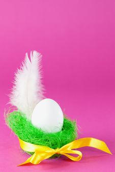 Egg And Feather Royalty Free Stock Images Egg And Feather Royalty Free Stock Images