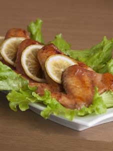 Fried Chicken Wings With Lettuce Royalty Free Stock Photography Fried Chicken Wings With Lettuce Royalty Free Stock Photography