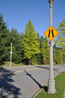 Road Narrow Sign Royalty Free Stock Photography Road Narrow Sign Royalty Free Stock Photography