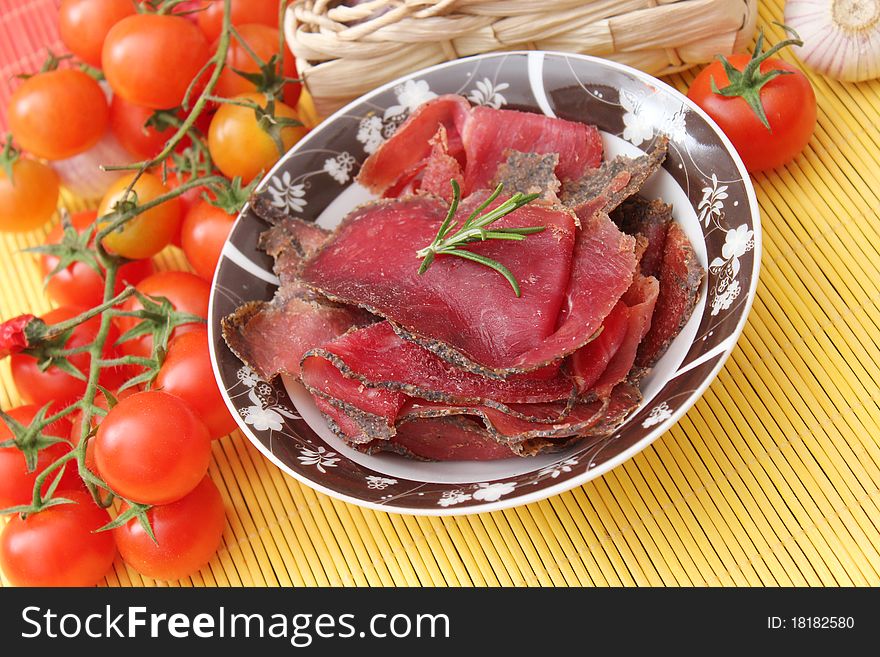Some fresh ham with pepper in a bowl