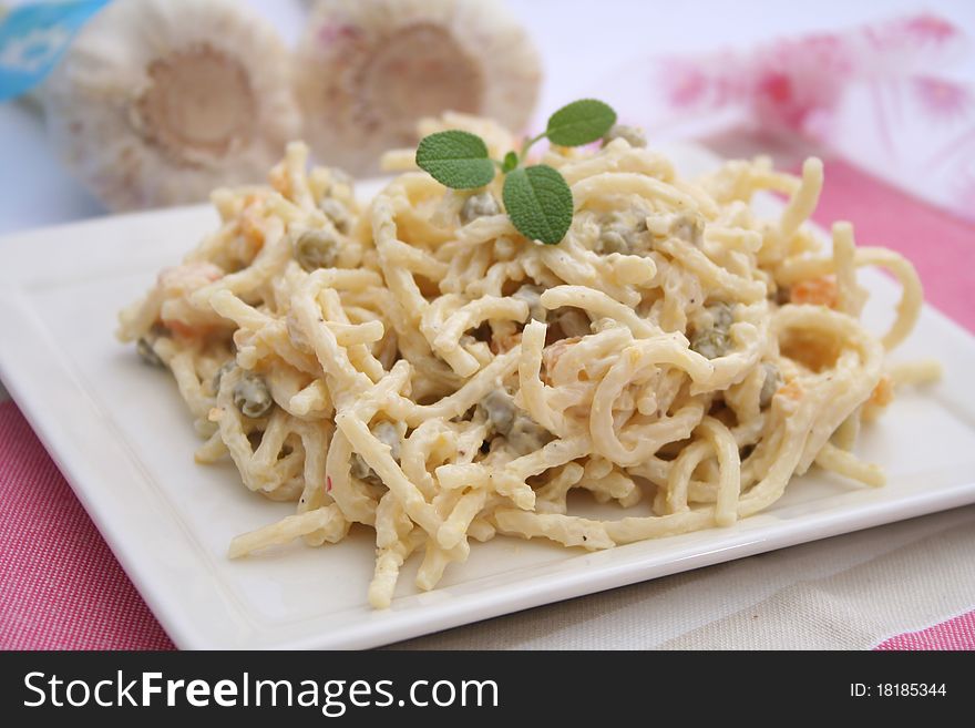 A fresh salad of noodles with peas