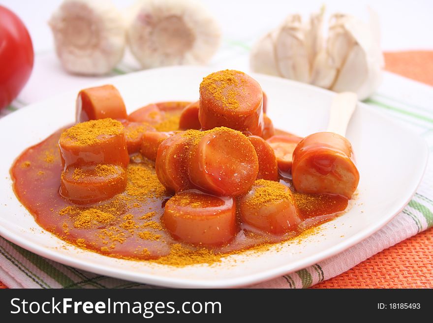 Fresh sausage with ketchup und curry