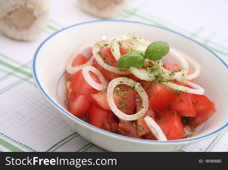 Salad of tomatoes with springonions