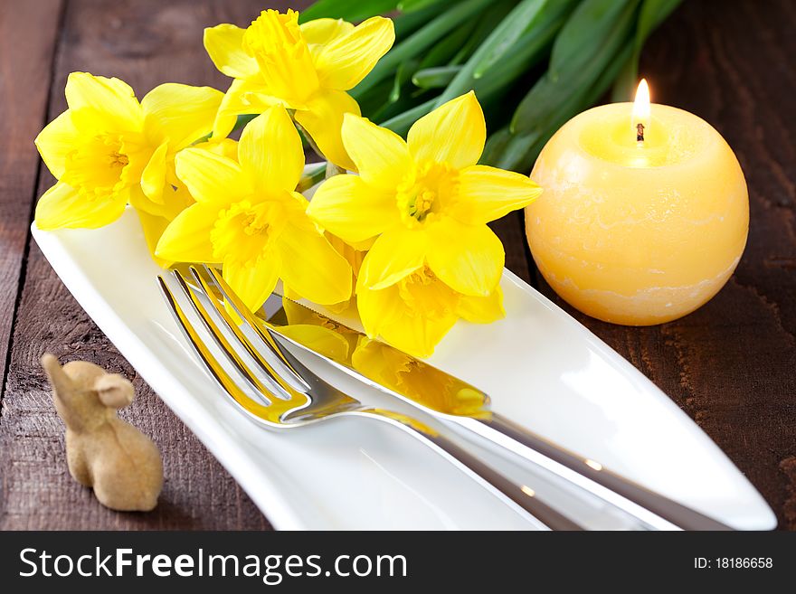 Table setting with daffodils and easter bunny
