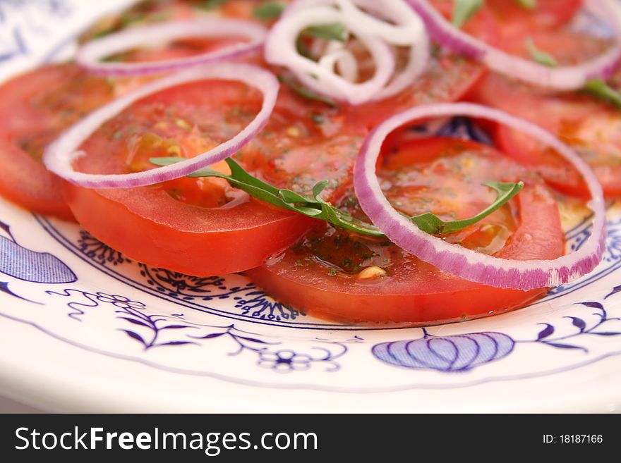 A fresh salad of tomatoes and onions