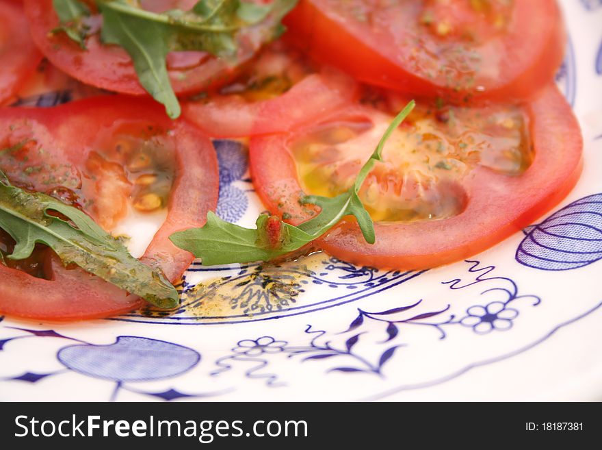 Salad of tomatoes with rucola