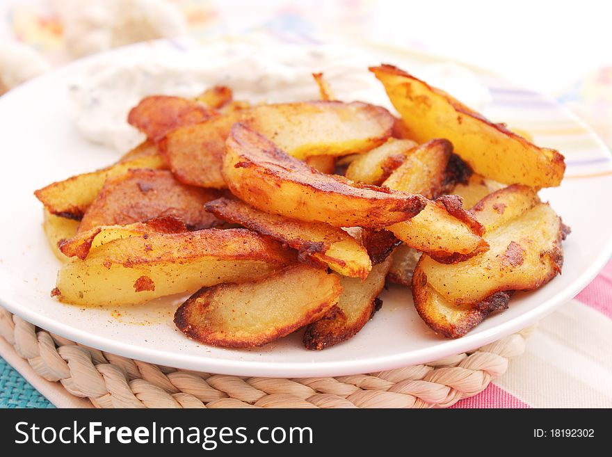 Some fresh fried potatoes on a plate