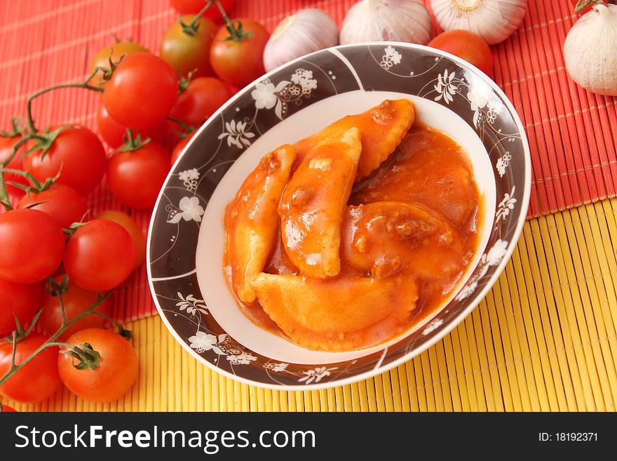 Some fresh raviolis with a sauce of tomatoes