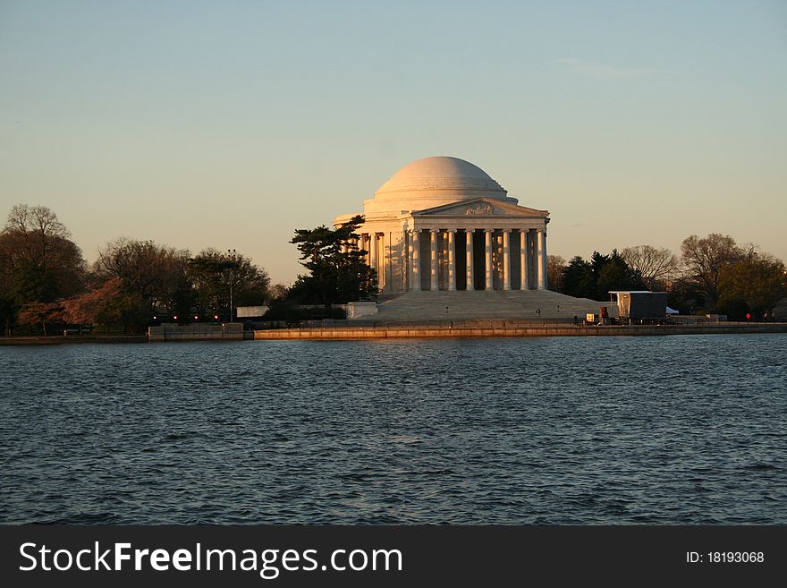 A view of the Jefferson memorial from accros the Patomic