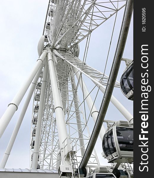 A giant ferry wheel in an amusement park in Niagara Falls.