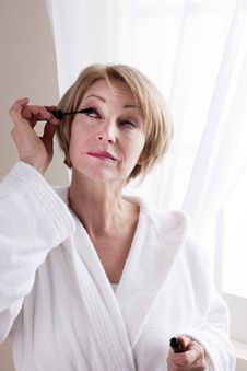 Woman Applying Mascara Royalty Free Stock Photo Woman Applying Mascara Royalty Free Stock Photo