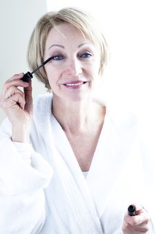 Woman Applying Mascara Royalty Free Stock Images Woman Applying Mascara Royalty Free Stock Images