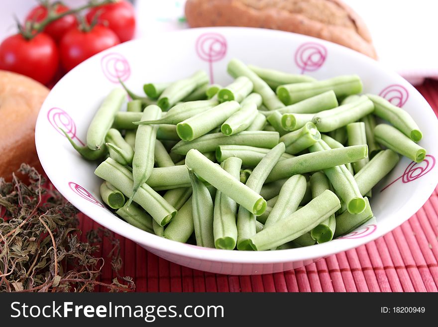 Fresh green beans in a bowl