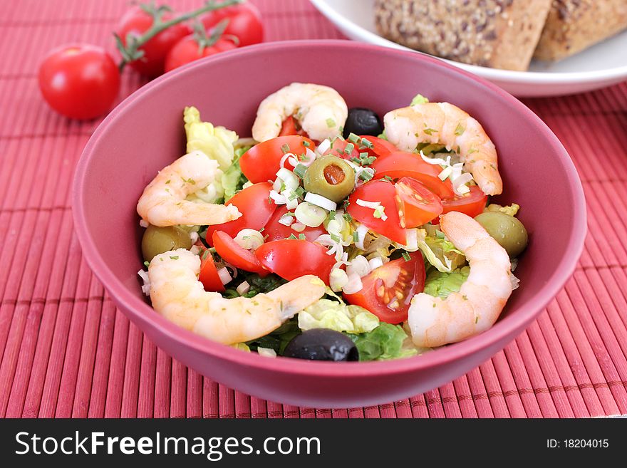 A fresh salad with tomatoes and prawns