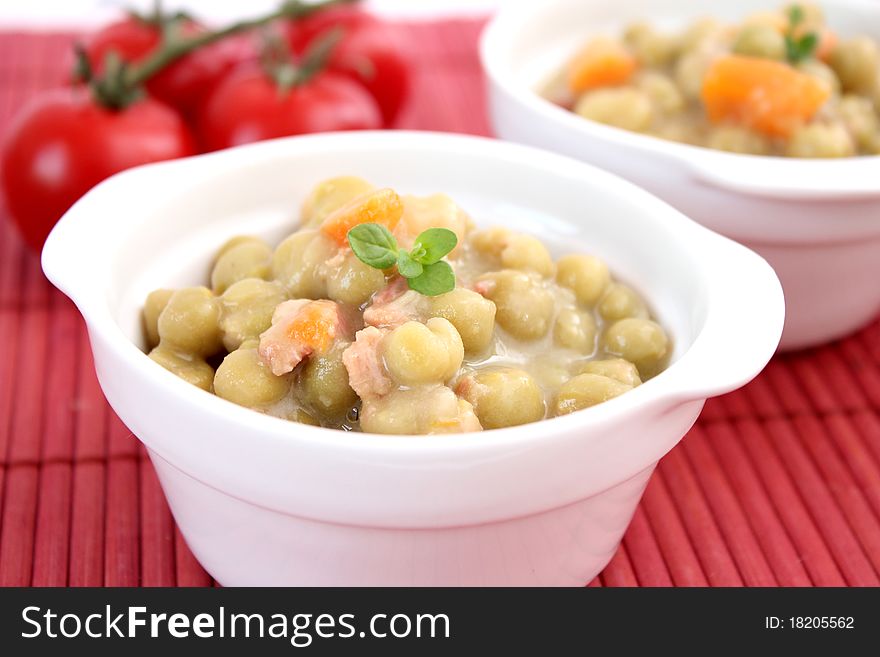 A fresh stew of peas in a bowl