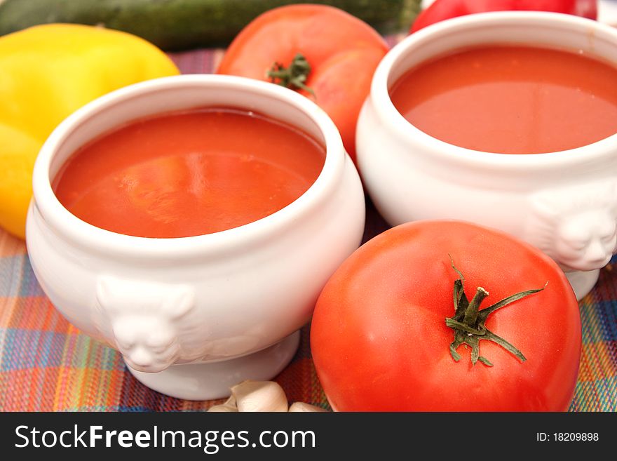 Fresh soup of tomatoes in a bowl