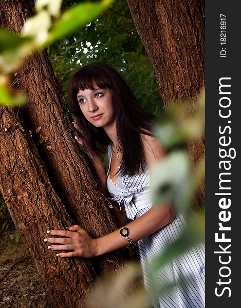 Portret photo of beautiful girl in trees.