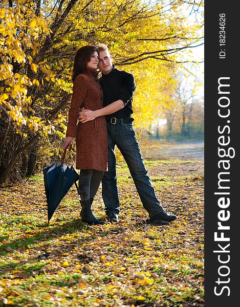 Portret photo of happy couple in autumn with umbrella