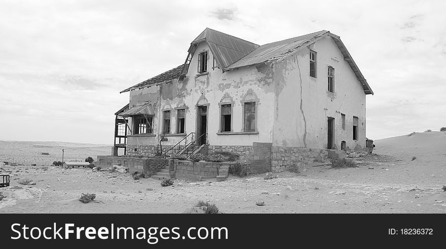 Black e White image of ghosthouse at Kolemanskop near Ludritz