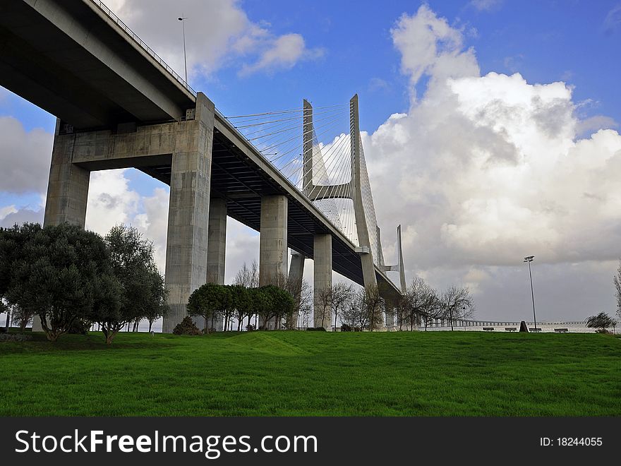 The new highway over the river Tagus in Lisbon, was commissioned in April 1, 1998 g - to 500-th anniversary of explorer Vasco da Gama sea route from Europe to India. Bridge - one of several large-scale construction projects on the Iberian peninsula, made in commemorate the 500 th anniversary of the discovery of America. The total length of the bridge Vasco da Gama, 17 km. The new highway over the river Tagus in Lisbon, was commissioned in April 1, 1998 g - to 500-th anniversary of explorer Vasco da Gama sea route from Europe to India. Bridge - one of several large-scale construction projects on the Iberian peninsula, made in commemorate the 500 th anniversary of the discovery of America. The total length of the bridge Vasco da Gama, 17 km