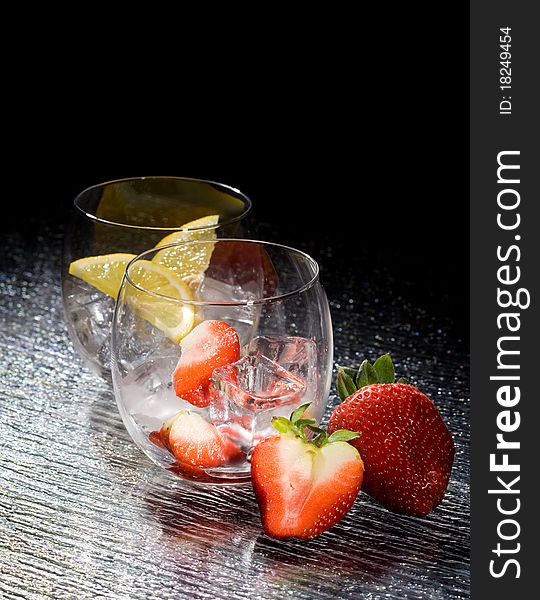 Strawberries and lemon on ice - Cocktail Dessert