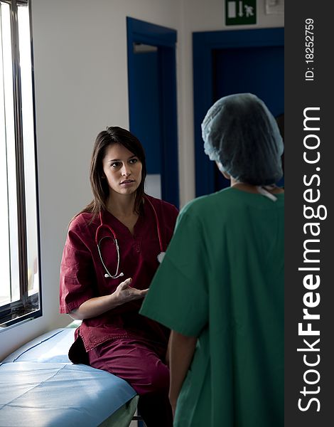 Female surgeons consulting before oepration