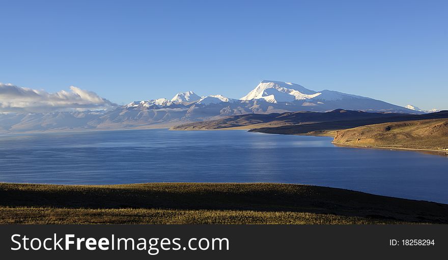 Tibet: mount naimonanyi and lake mapham yumtso
