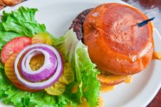 Juicy Cheeseburger Royalty Free Stock Images Juicy Cheeseburger Royalty Free Stock Images