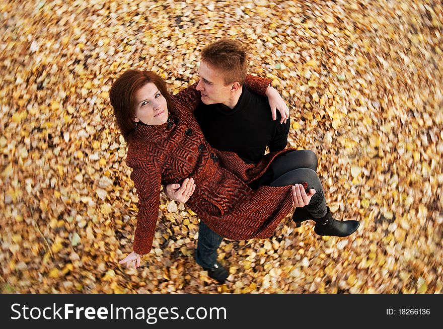 Portret photo of happy couple in autumn