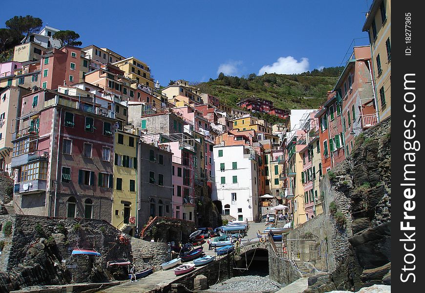 Houses of the small village of Manarola, one of the famous cinque terre (Italy)