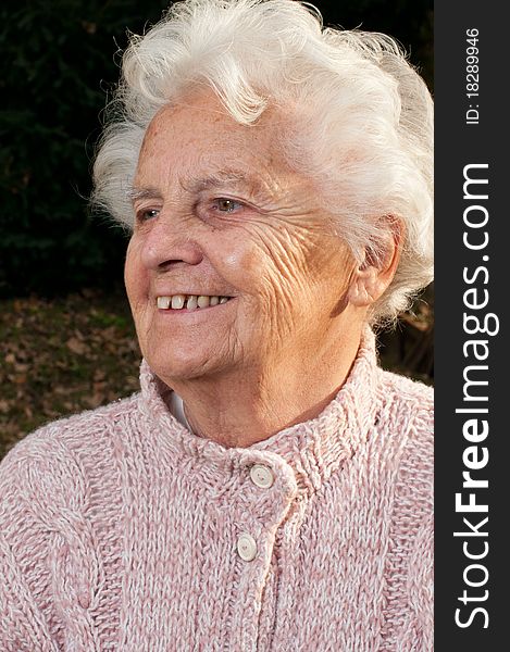 Portrait of a senior woman, picture taken during the daytime.