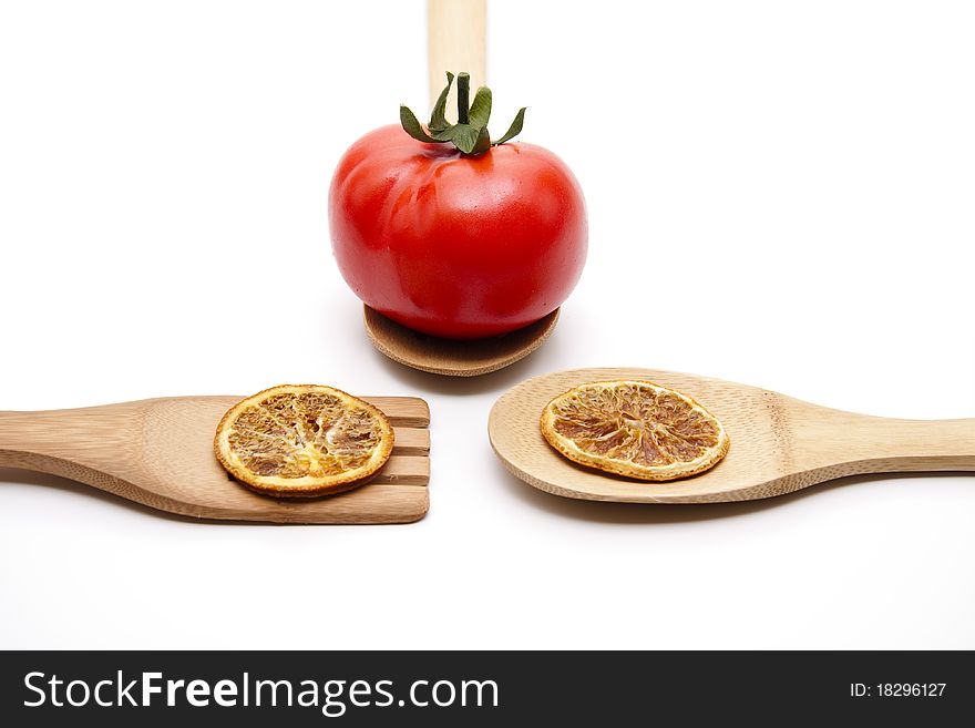 Tomato with lemon onto cook spoons