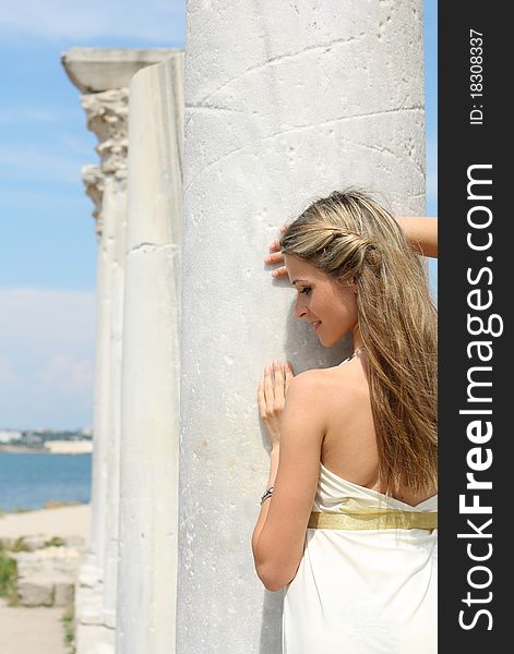 Outdoor shoy of Attractive young woman near the columns