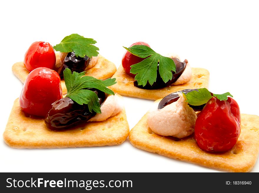 Sandwich appetizer with crackers and paprika
