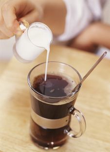 Pouring Cream Into Coffee Royalty Free Stock Images Pouring Cream Into Coffee Royalty Free Stock Images