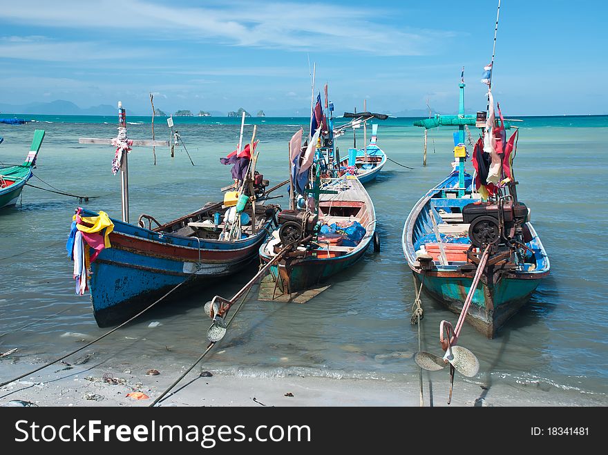 Many of longtail boat in the sea.