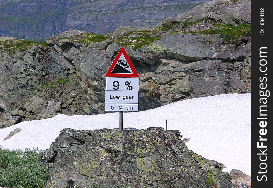 A road sign in the Norwegian mountains