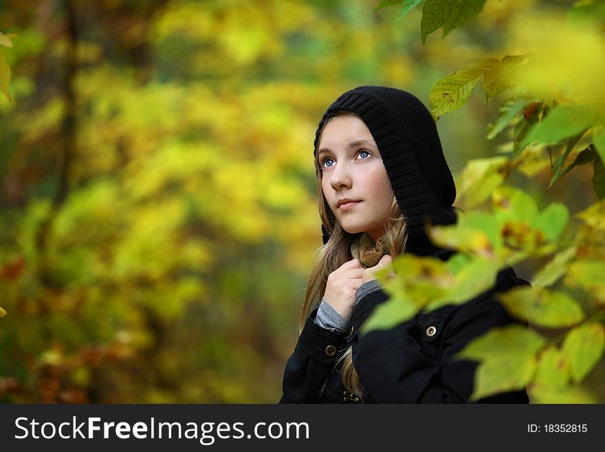 A girl is in an autumn park