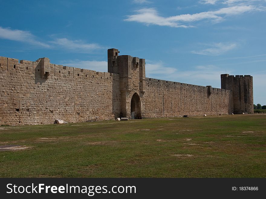 The powerful boundary walls encircle the village of aigues mortes(french)