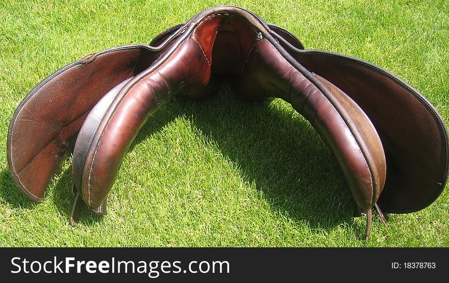 Older English leather horse saddle - width of gullet of the saddle. Older English leather horse saddle - width of gullet of the saddle