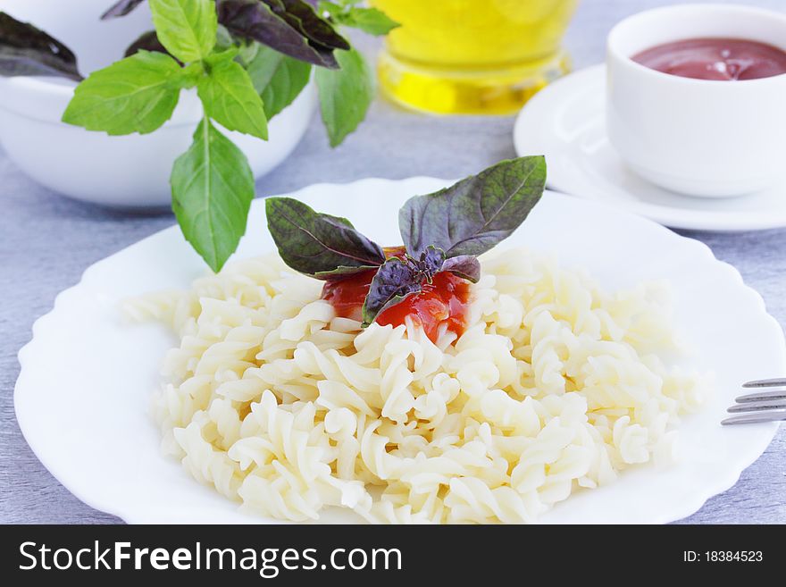 Vermicelli with the sauce and the basil