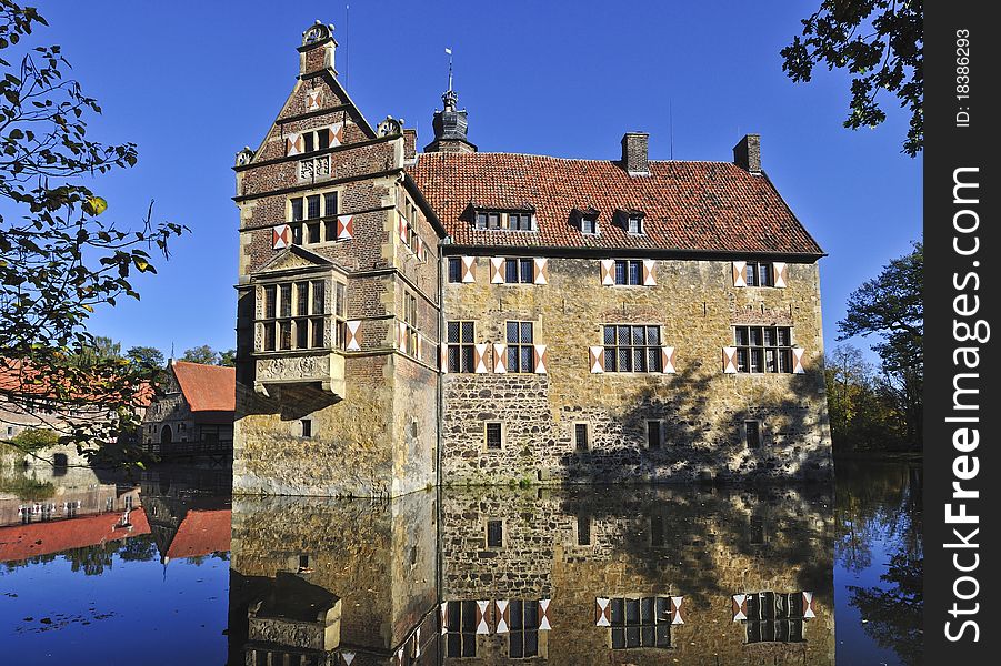 Burg Vischering in Luedinghausen, North Rhine-Westfalia, is the most typical moated castle in the Muenster area of Germany. After a fire it was rebuilt after 1521. Today it houses a museum. Burg Vischering in Luedinghausen, North Rhine-Westfalia, is the most typical moated castle in the Muenster area of Germany. After a fire it was rebuilt after 1521. Today it houses a museum.
