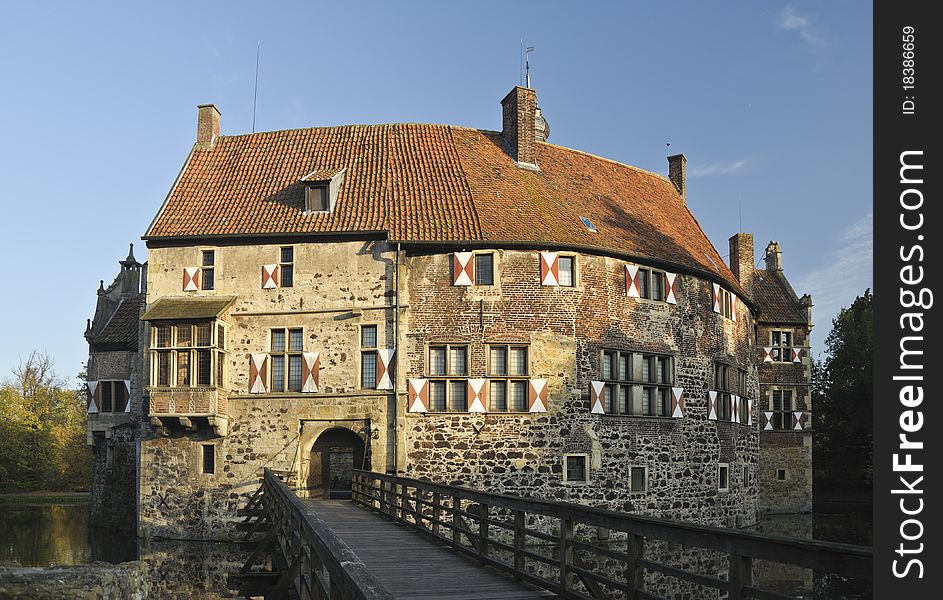 Burg Vischering in Luedinghausen, North Rhine-Westfalia, is the most typical moated castle in the Muenster area of Germany. After a fire it was rebuilt after 1521. Today it houses a museum. Burg Vischering in Luedinghausen, North Rhine-Westfalia, is the most typical moated castle in the Muenster area of Germany. After a fire it was rebuilt after 1521. Today it houses a museum.