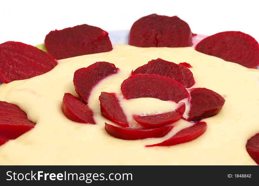 Beetroot salad with garlic sauce