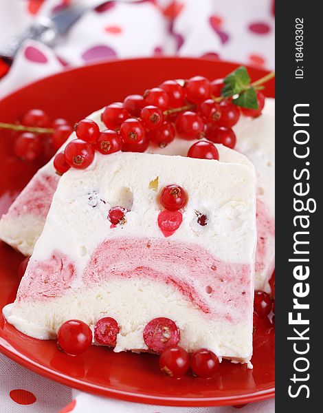 Ice cream with redcurrants