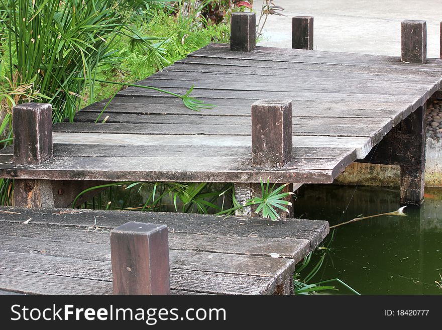 Wood bridge , be the footpath believes in between the channel , can can build not difficult , moreover , be side work wood beautiful arts