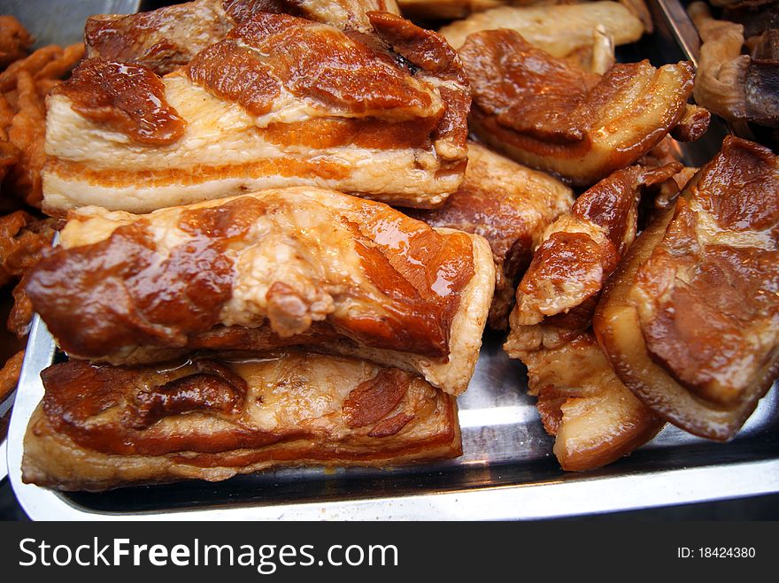 Brine pork, cooked food, is also one of the traditional Chinese food. People particularly fond of eating brine pork.