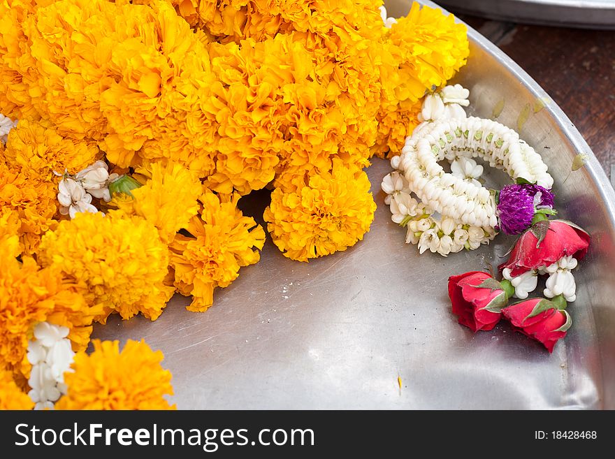 Lai, Song Take onions and marigolds in the steering wheel, steel tray. Lai, Song Take onions and marigolds in the steering wheel, steel tray.