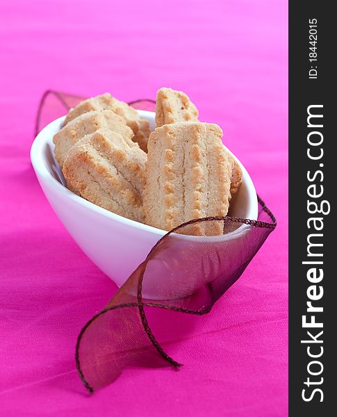 Fresh cookies in bowl with ribbon