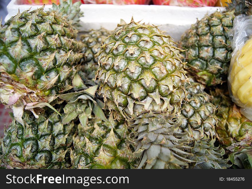 Pineapple, has matured. The pineapple off peel, began to eat, flavour is delicious, it's very delicious.